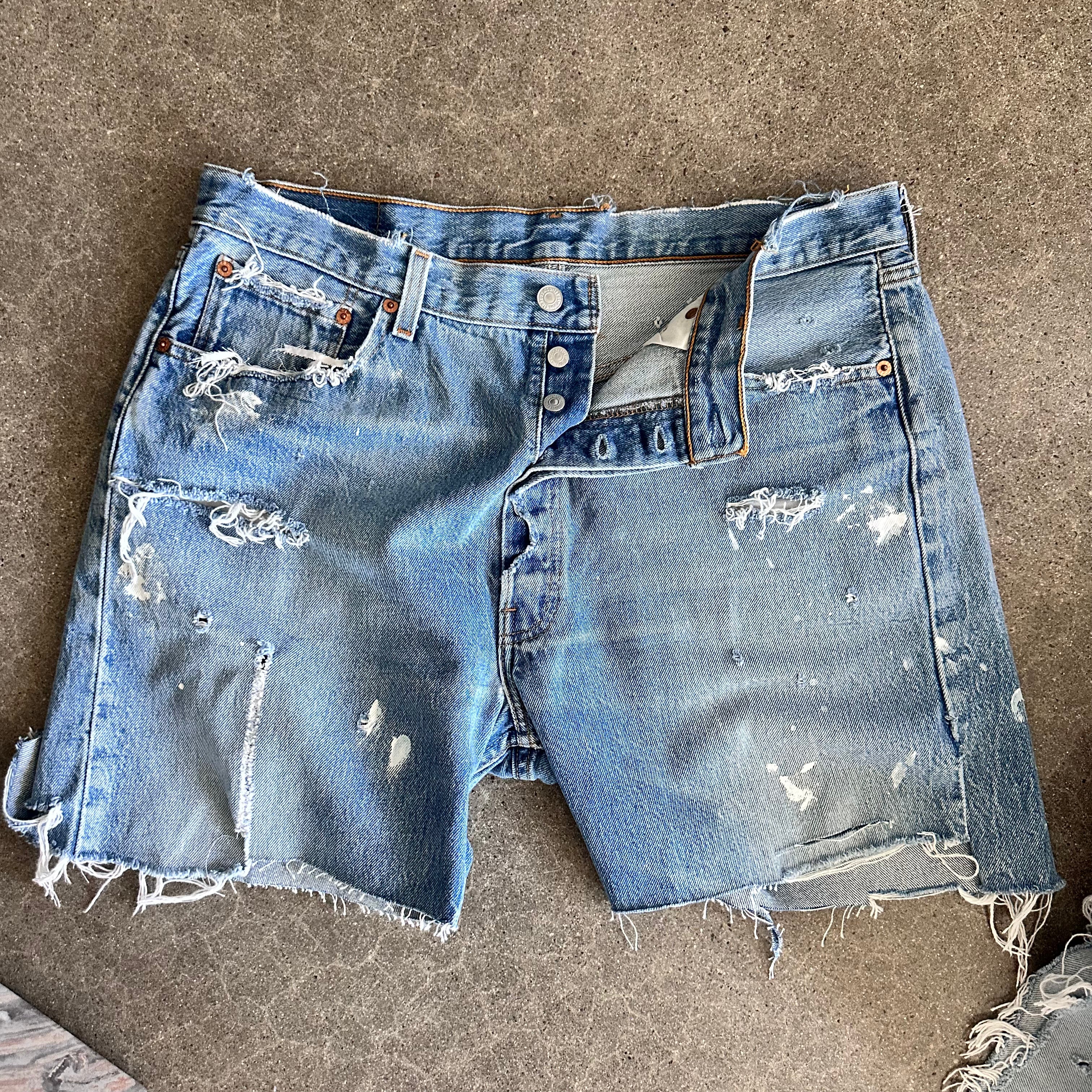 Levis Cutoffs 18” flat lay