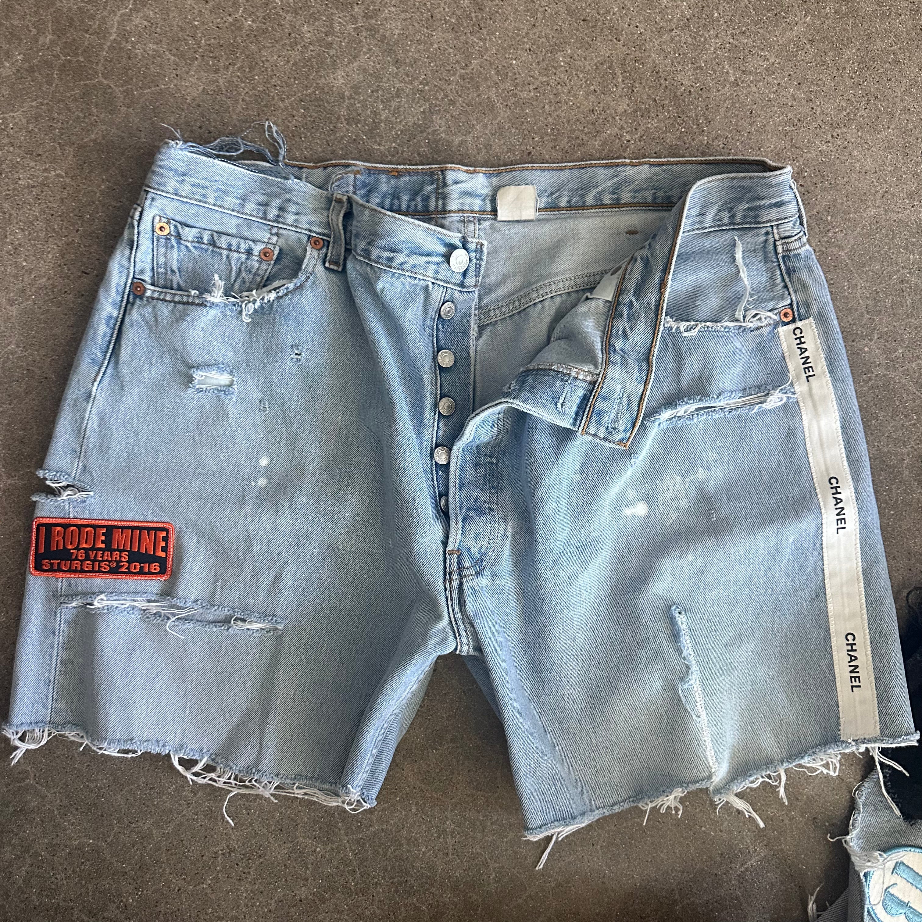 Levis Cutoffs 20.5” flat lay