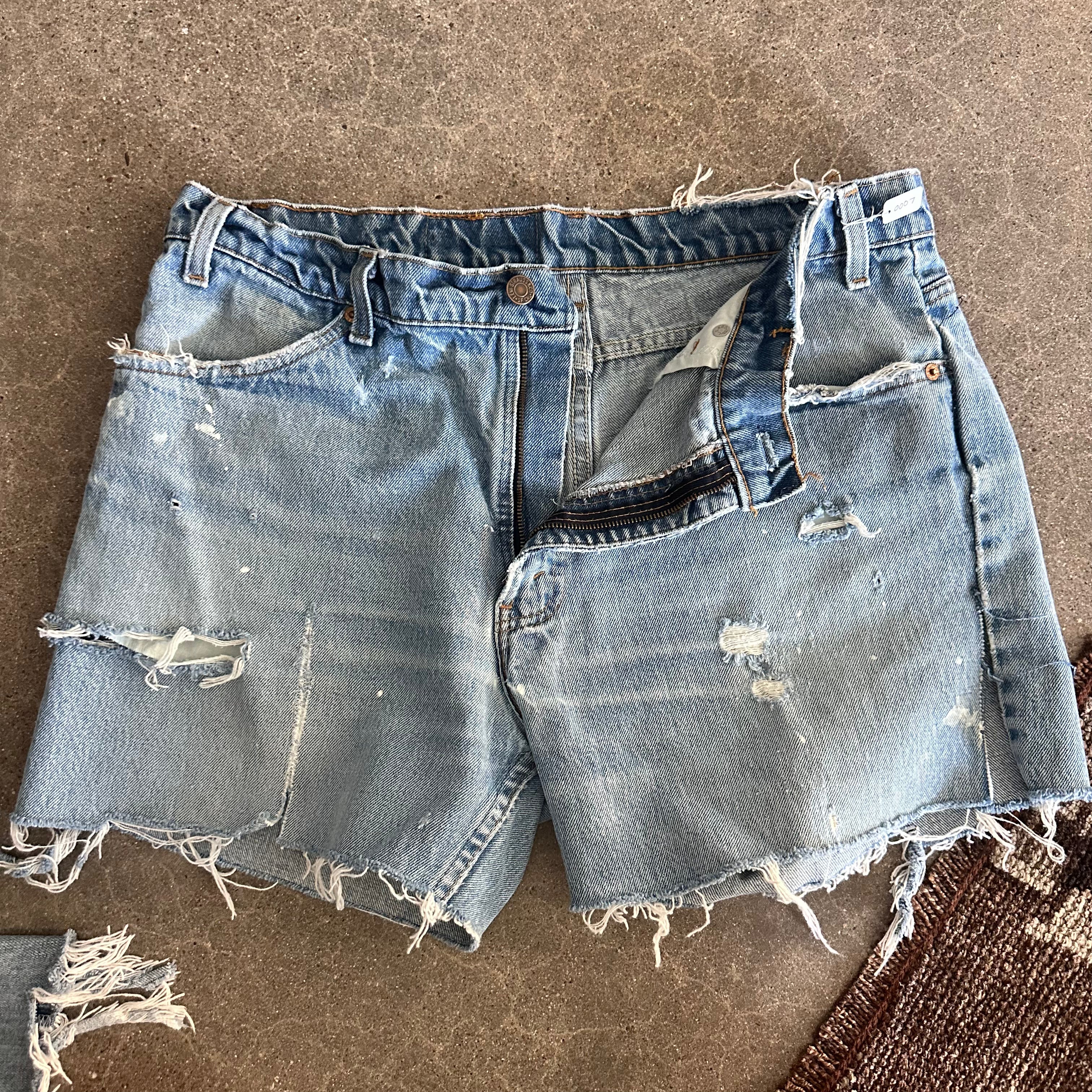 Levis Cutoffs 17.5” flat lay