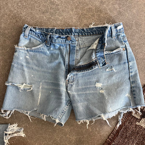 Levis Cutoffs 17.5” flat lay