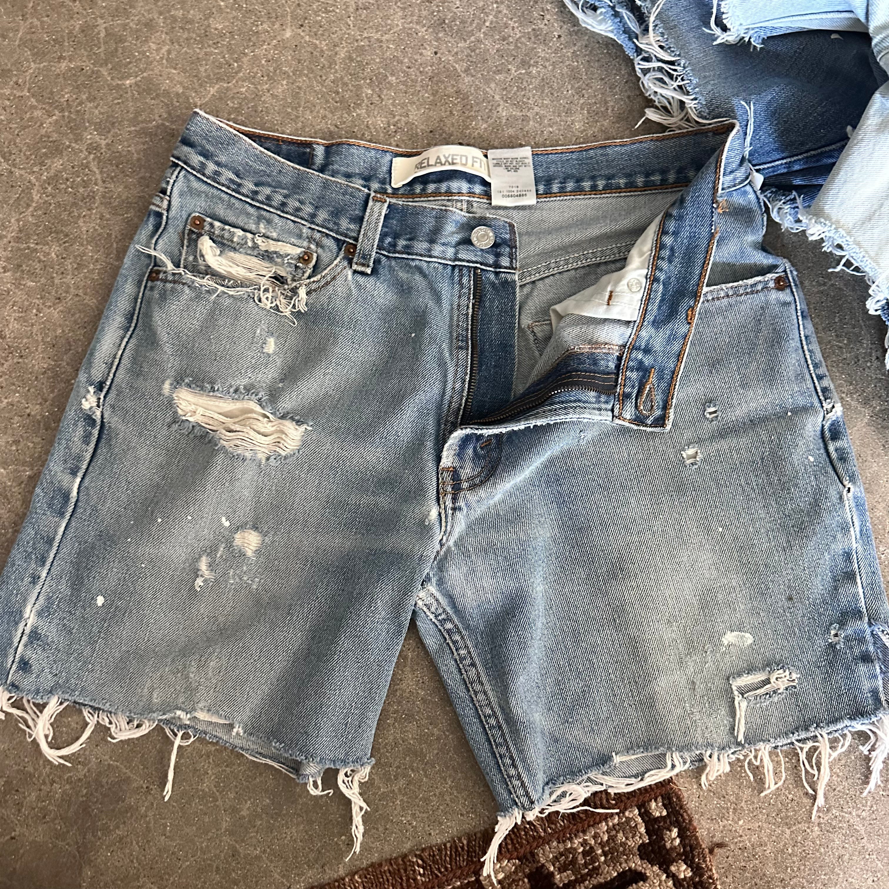 Levi’s Cutoffs 16.5” flat lay