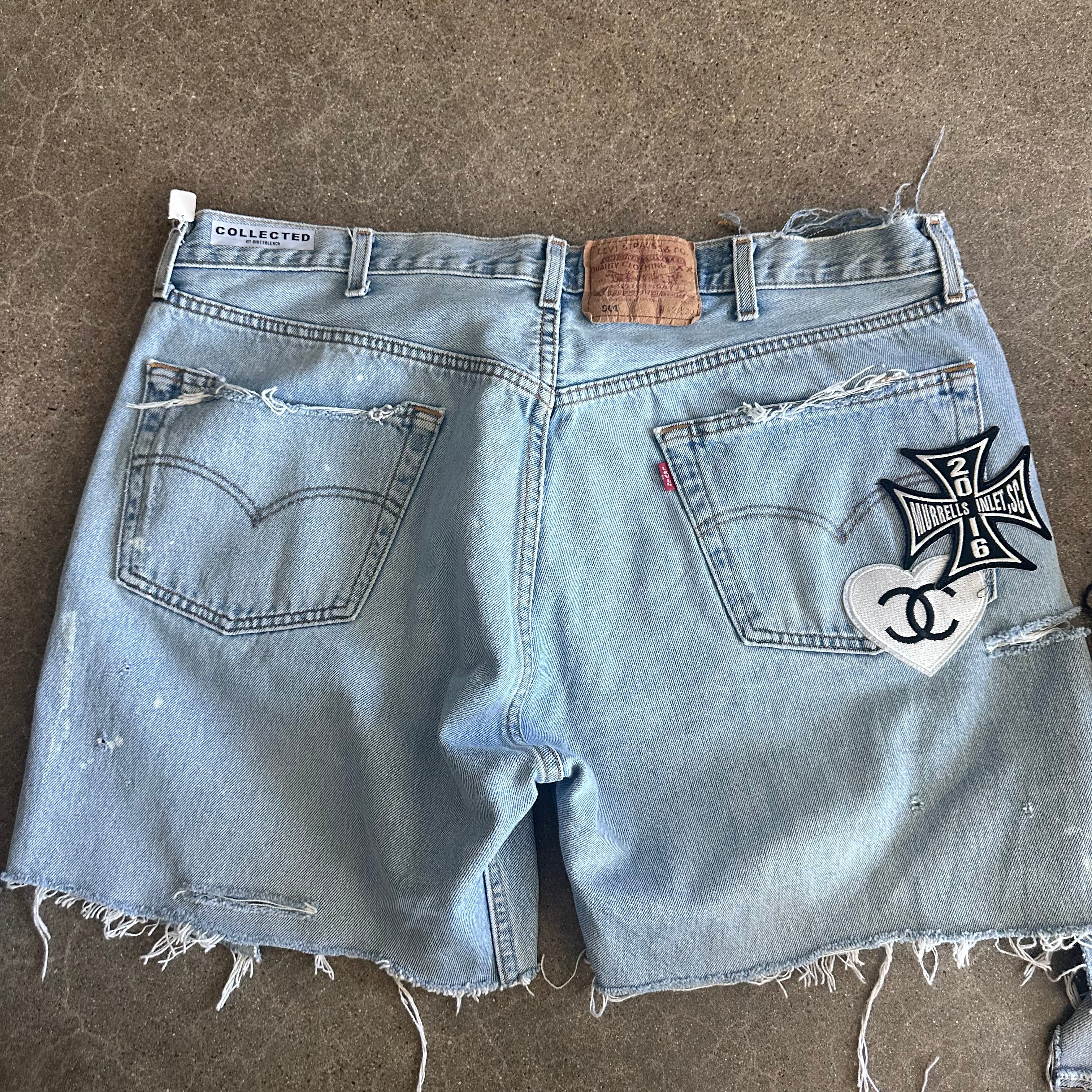 Levis Cutoffs 20.5” flat lay